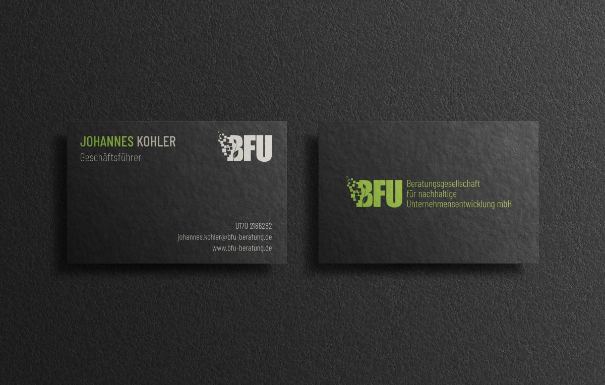 Zwei Stapel mit Visitenkarten der BFU GmbH