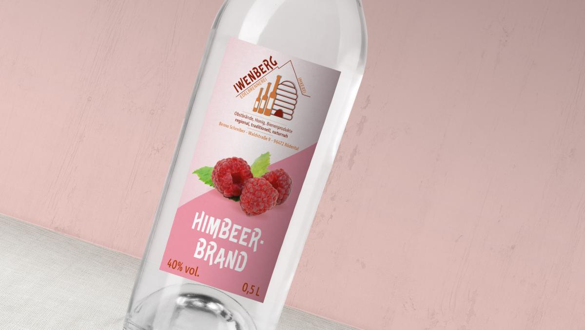 Ein schräges Portrait einer etikettierten Flasche mit Himbeerbrand der Iwenberg-Brennerei