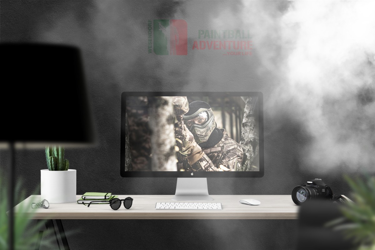 Foto eines Paintballspielers auf einem PC-Monitor auf einem Schreibtisch