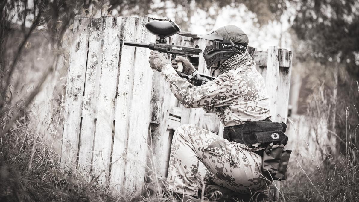 Ein Paintballspieler auf der Lauer